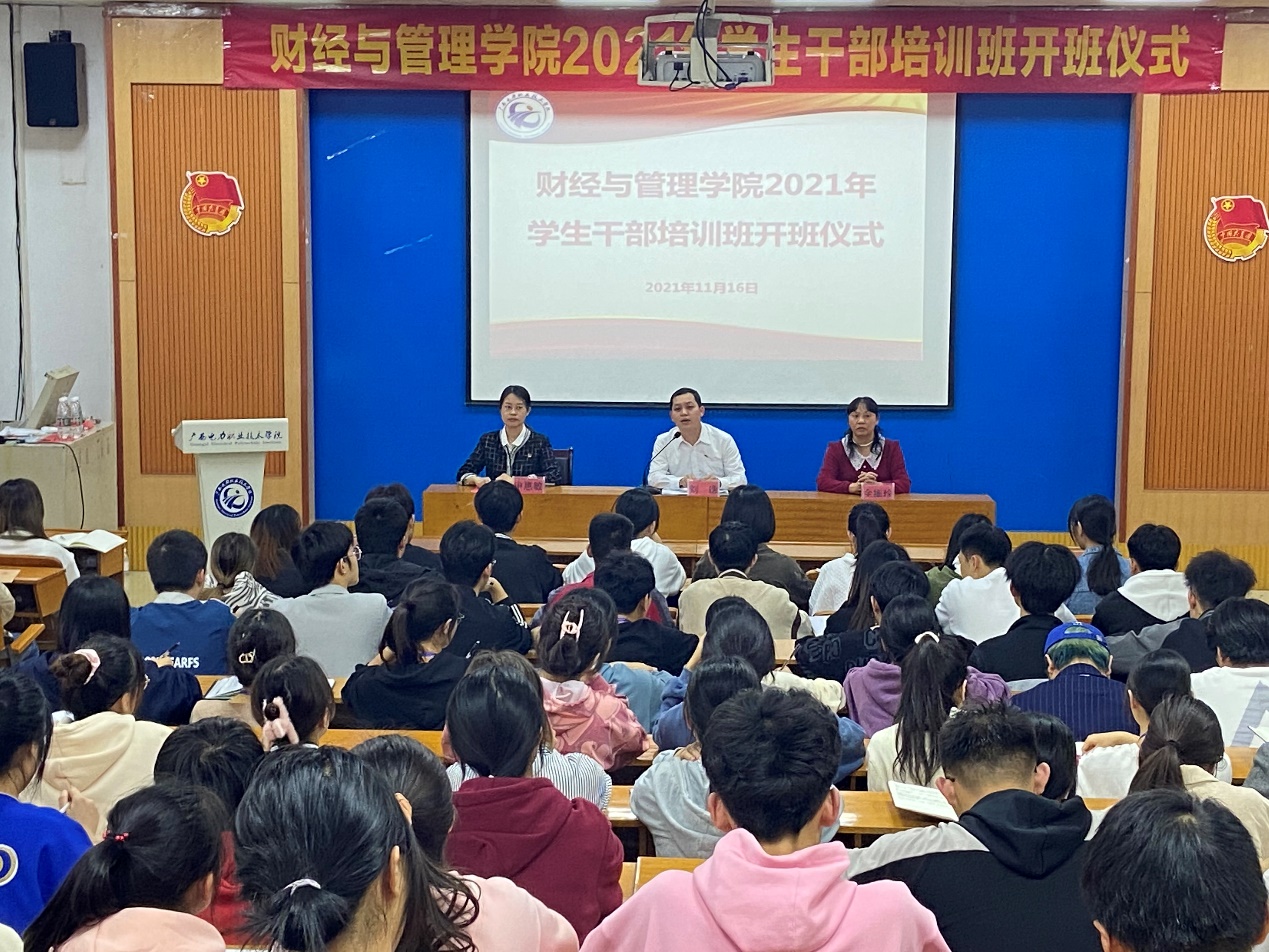 一群人在开会描述已自动生成