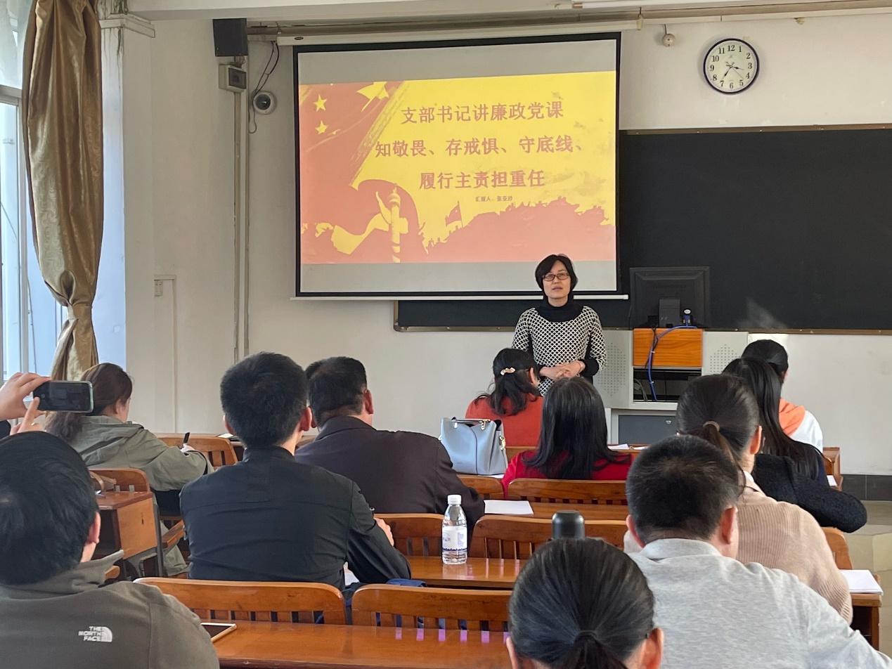 会议室里的人们描述已自动生成