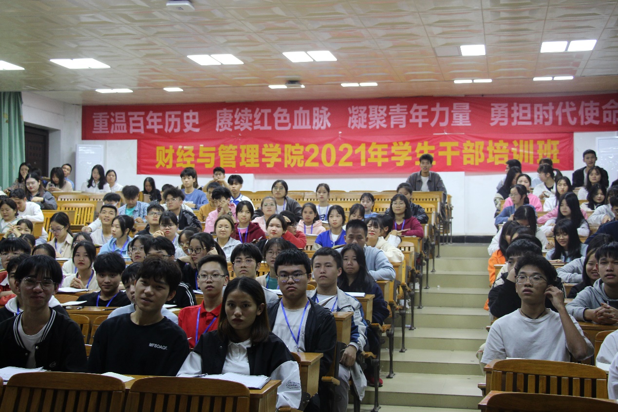 会议室里的人们描述已自动生成