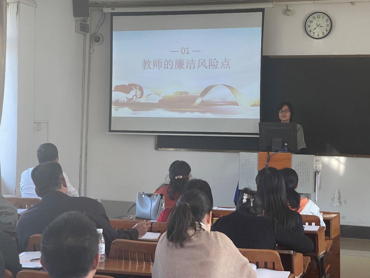 一群人在开会描述已自动生成