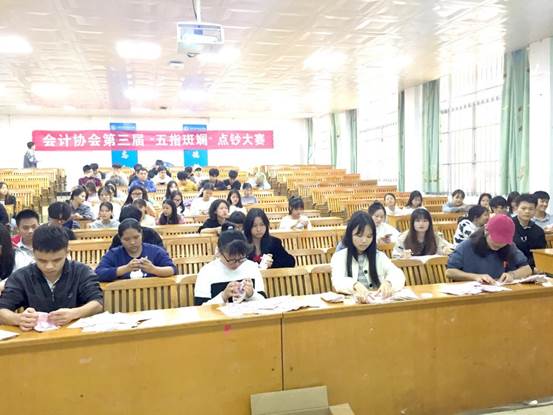 一群人在餐厅里描述已自动生成