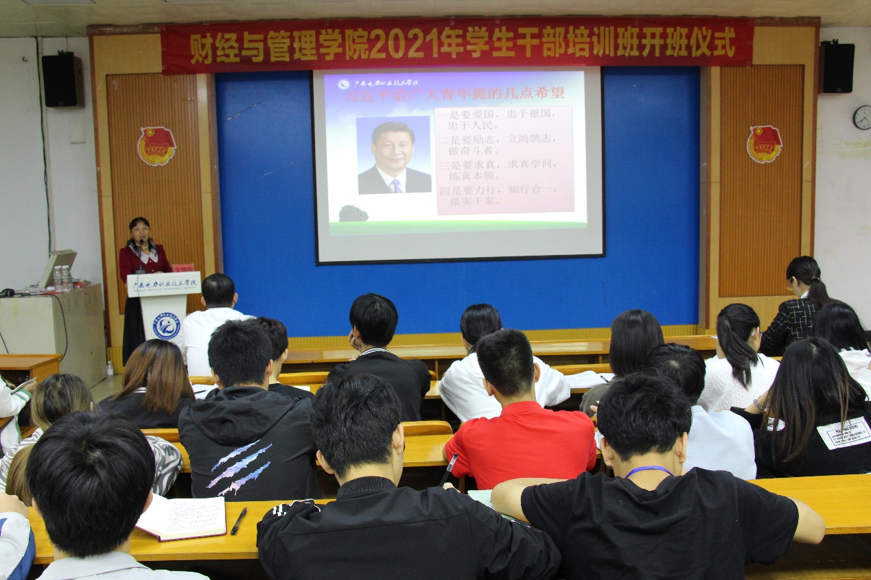 一群人在开会描述已自动生成