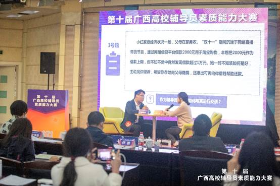 人们在看台上的人在讲话描述已自动生成