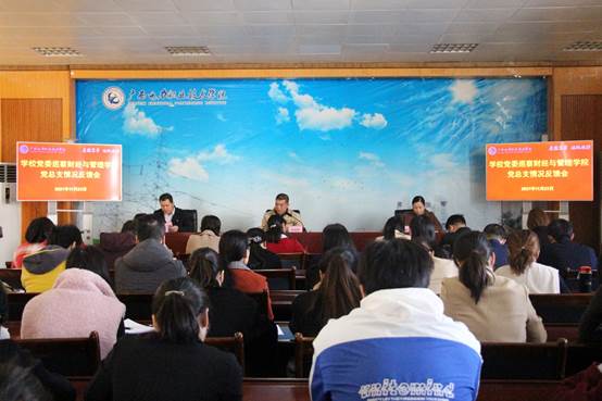 人们在看台上的人群中度可信度描述已自动生成