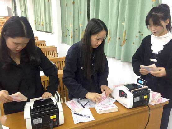 几个人在桌子前描述已自动生成